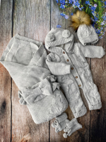 Вязаный комплект на выписку 5 предметов  (Одеяло утеплен., бант, пинетки, комбинезон, шапка) (Цвет: Синий)