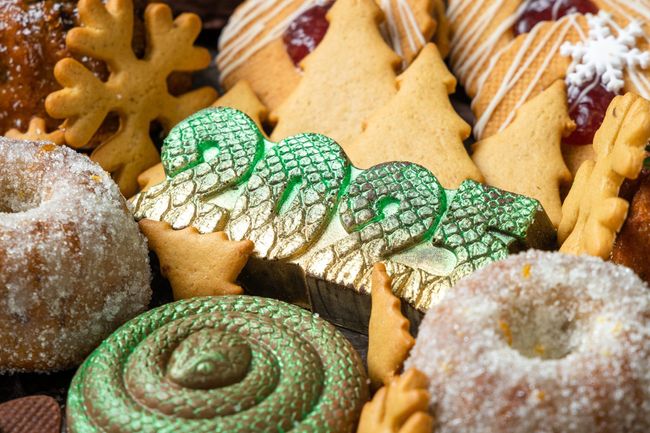 Ассорти десертов &quot;Новогодние лакомства 2025&quot; с дубайским шоколадом