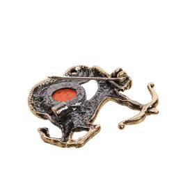 AM-2850 Брошь «Знак зодиака-Стрелец» (латунь, янтарь)