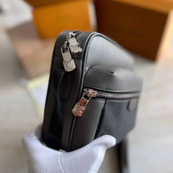 Сумка-мессенджер Louis Vuitton