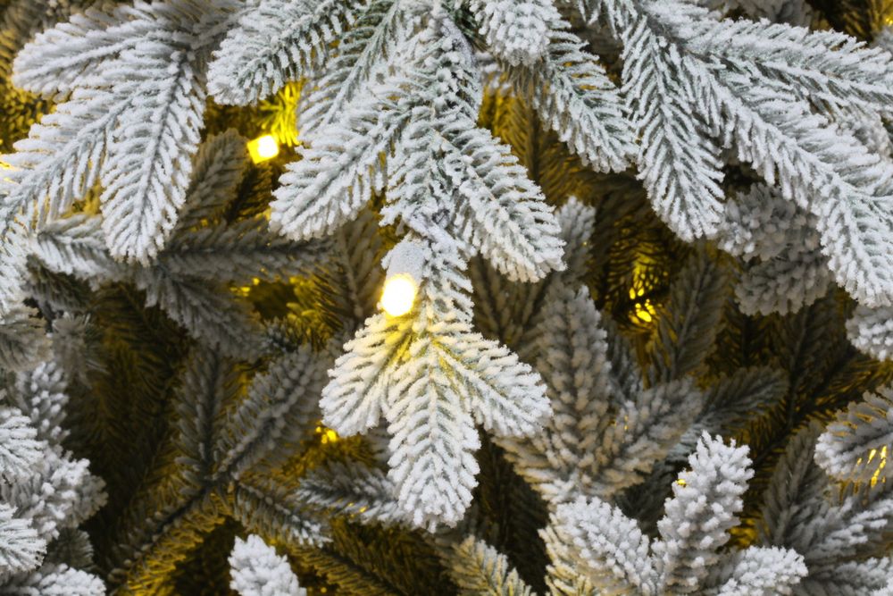 Заснеженная елка с гирляндой встроенной «Вега» (Литая хвоя) 150 см / 1,5 м