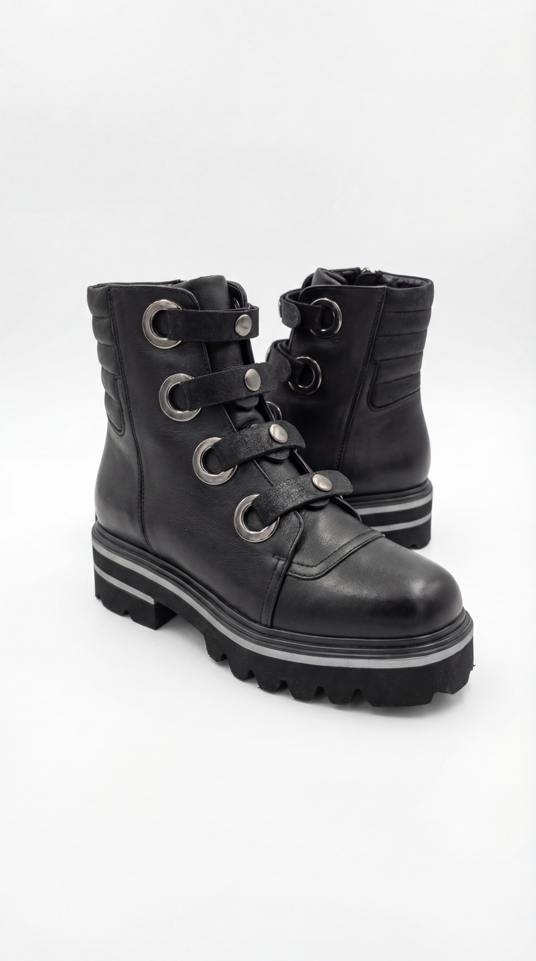 Ботинки с заклепками