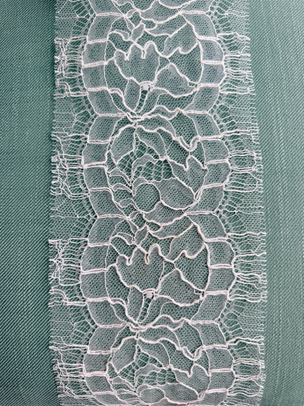 Кружево тонкое на сетке ширина 15см цвет молочно-белый Италия 1 м