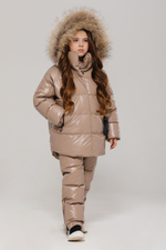 Куртка (пух) с капюшоном + полукомбинезон (пух) G'n'K Песочный/Спинка: черно-белый прямоугольный термопринт Девочка