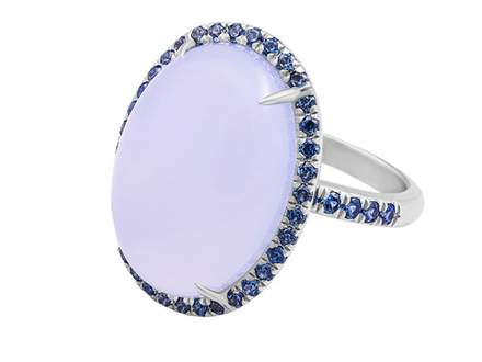 Кольцо с халцедоном огранки "кабошон" в обрамлении сапфиров