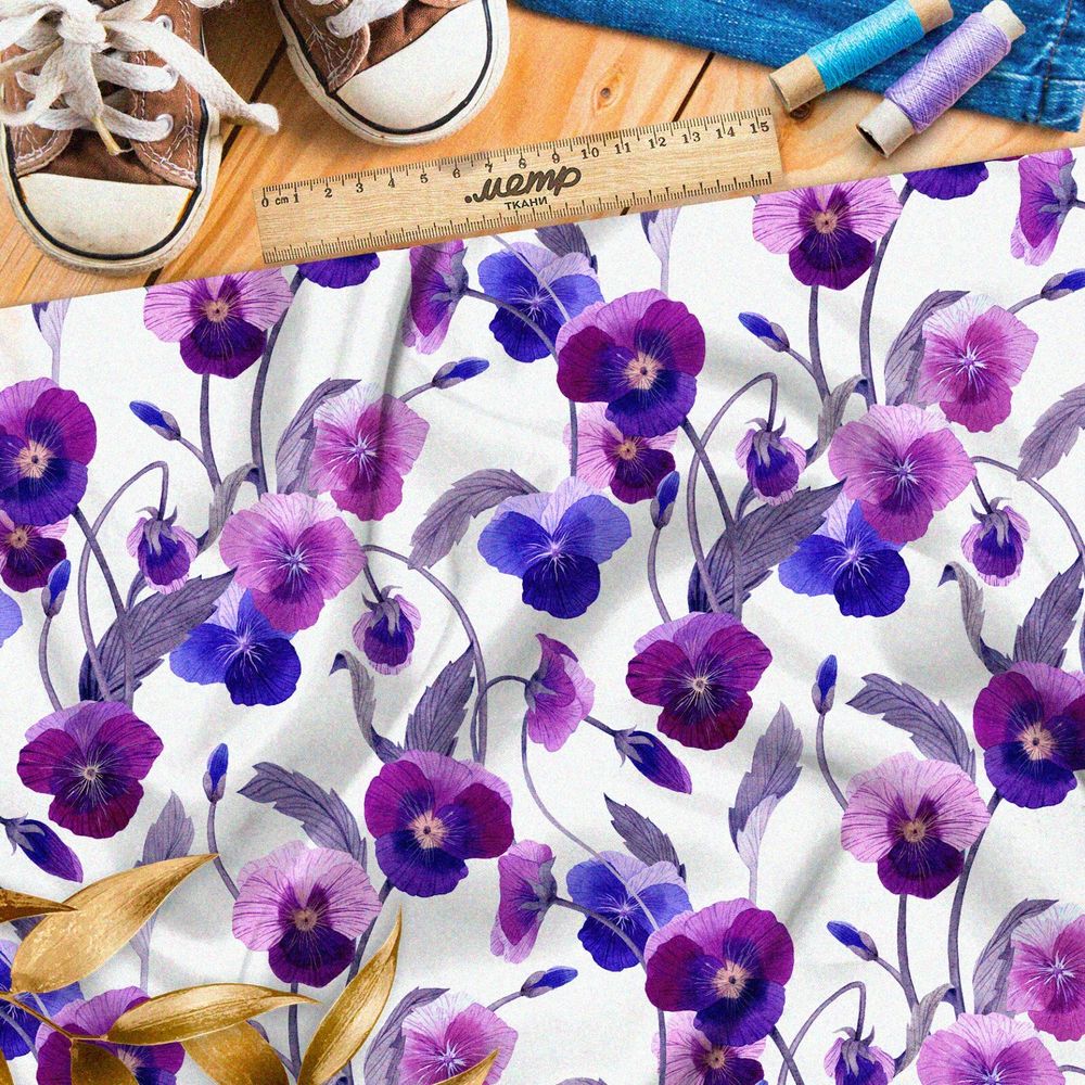 Ткань габардин насыщенные фиолетовые анютины глазки на белом фоне