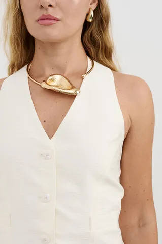 Жилет укороченный из вискозы ванильного цвета