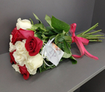 11 роз микс красных и белых в упаковке