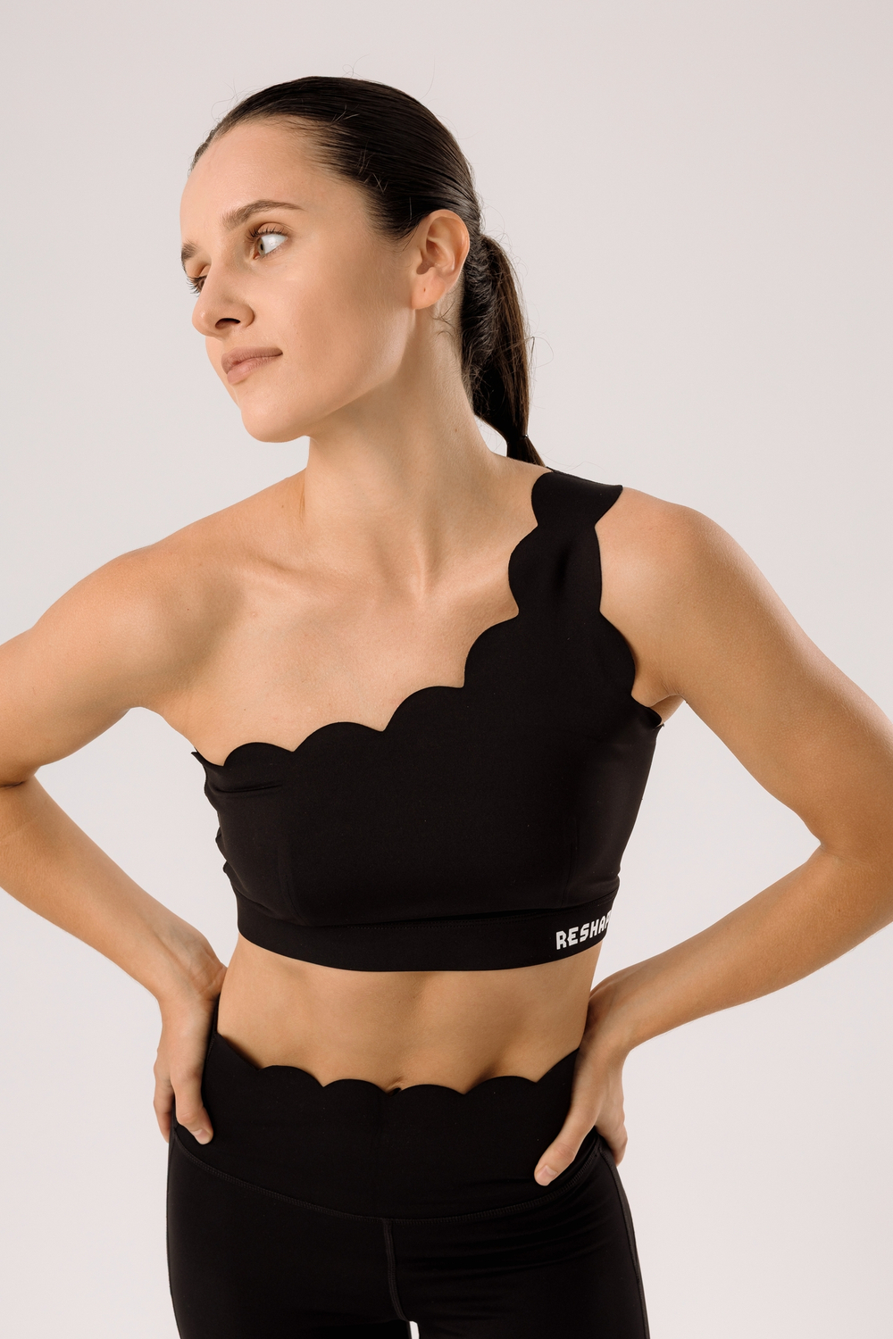 Топ с волнообразными краями на одно плечо