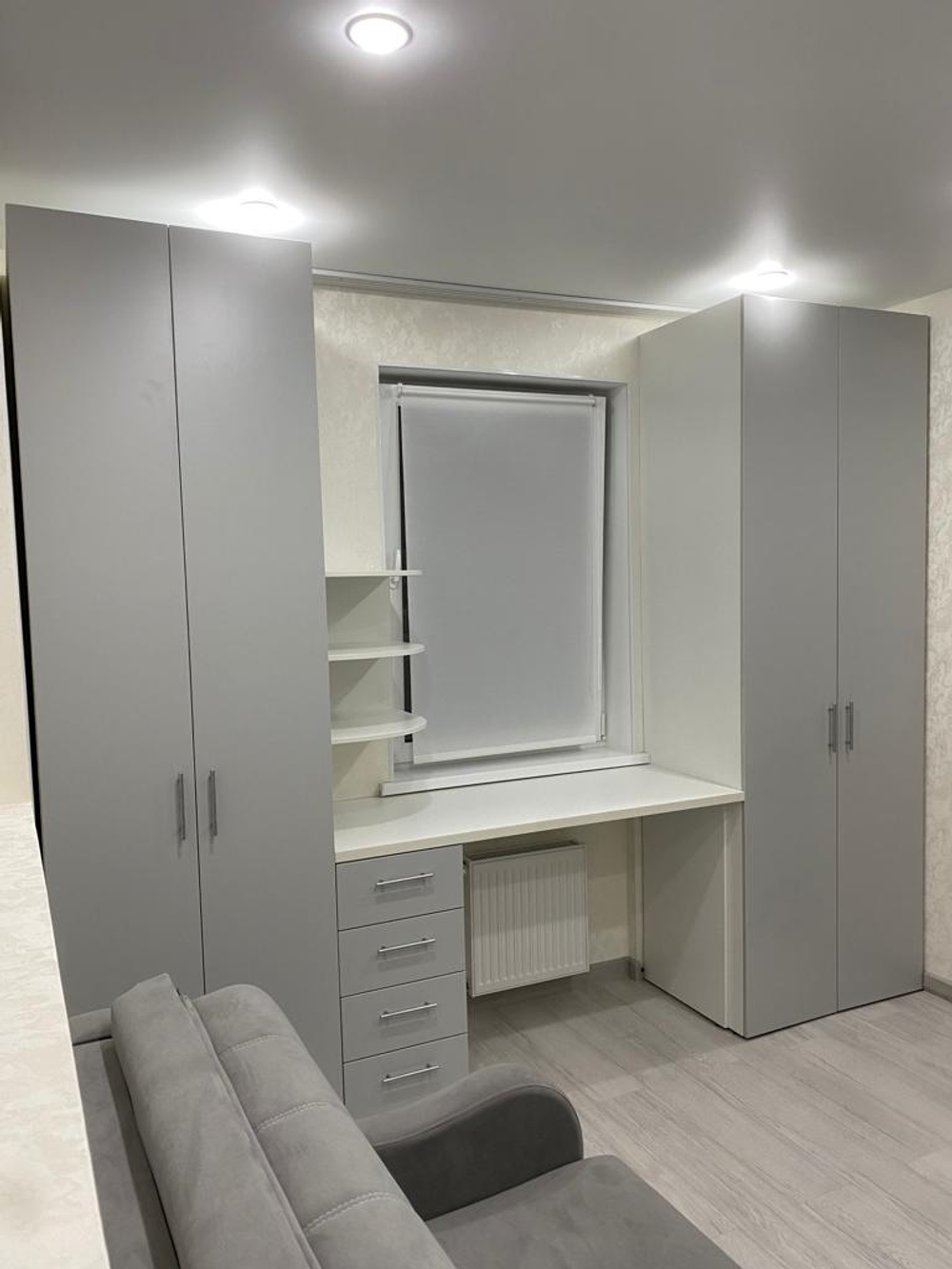 Шкафы с рабочей зоной возле окна под заказ