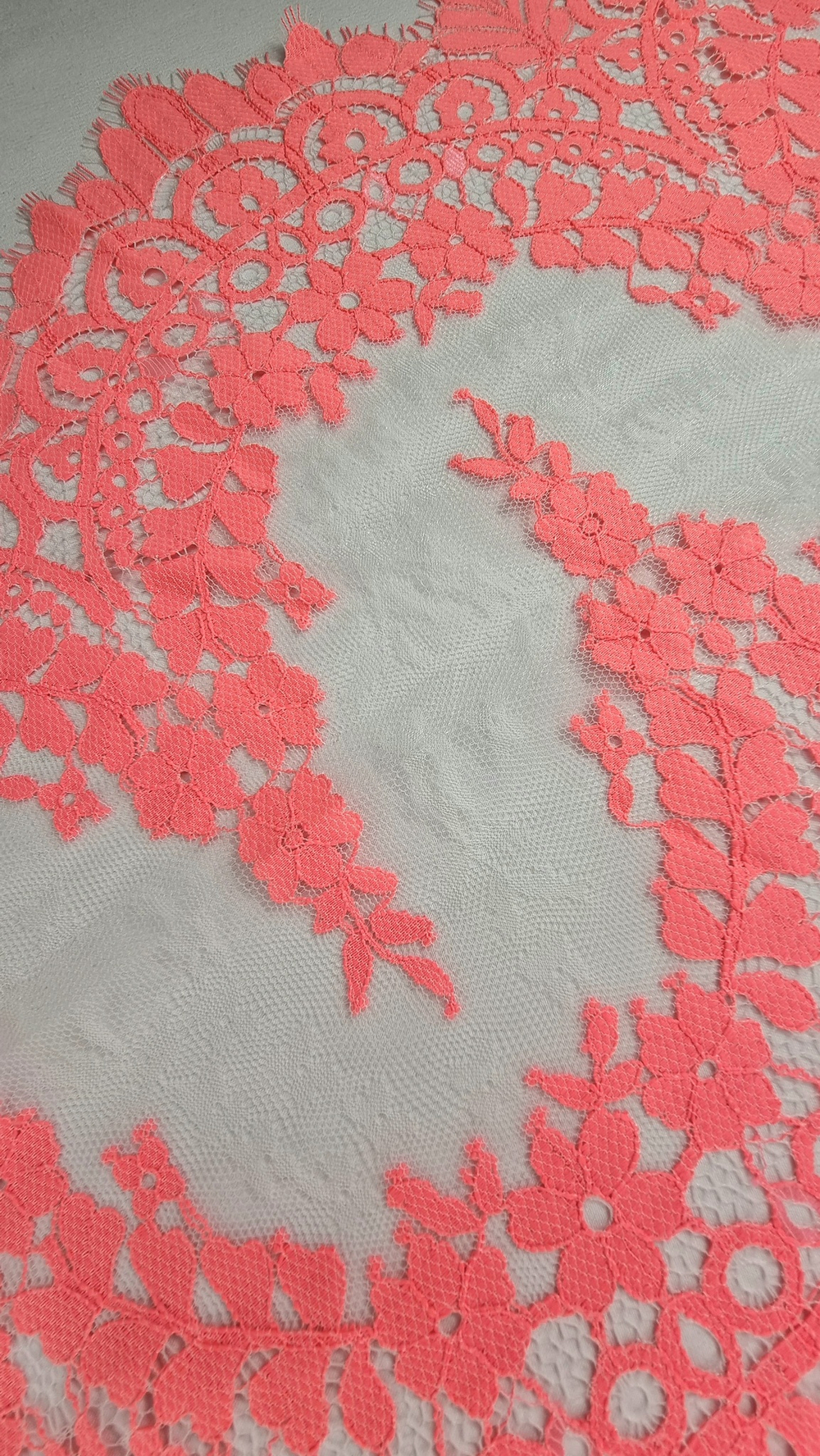 Кружево шантильи розовый фламинго на белом К048