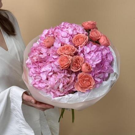 Букет "Клюквенный зефир" с кустовыми розами и гортензиями