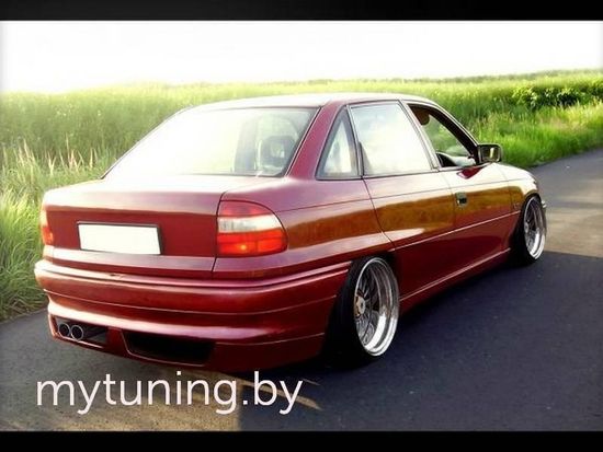 Накладка заднего бампера Opel Astra F
