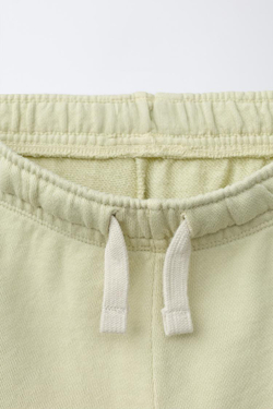 ZARA ШОРТЫ ИЗ МЯГКОЙ ТКАНИ С НАДПИСЬЮ, ЛИНЯЛЫЙ ЗЕЛЕНЫЙ