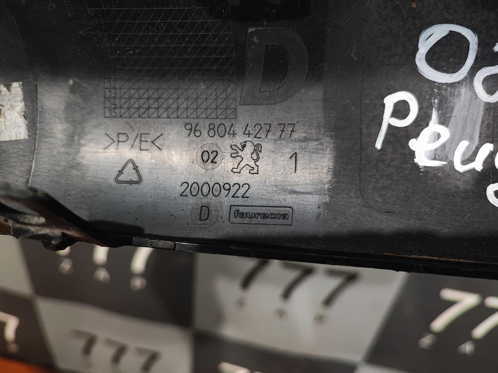 Молдинг заднего бампера правый Peugeot 308 1 (T7) 07-15 Б/У Оригинал 9680442777