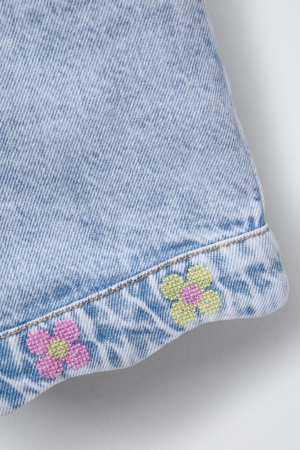 ZARA ДЖИНСОВЫЕ ШОРТЫ С ЦВЕТОЧНОЙ ВЫШИВКОЙ, ГОЛУБОЙ