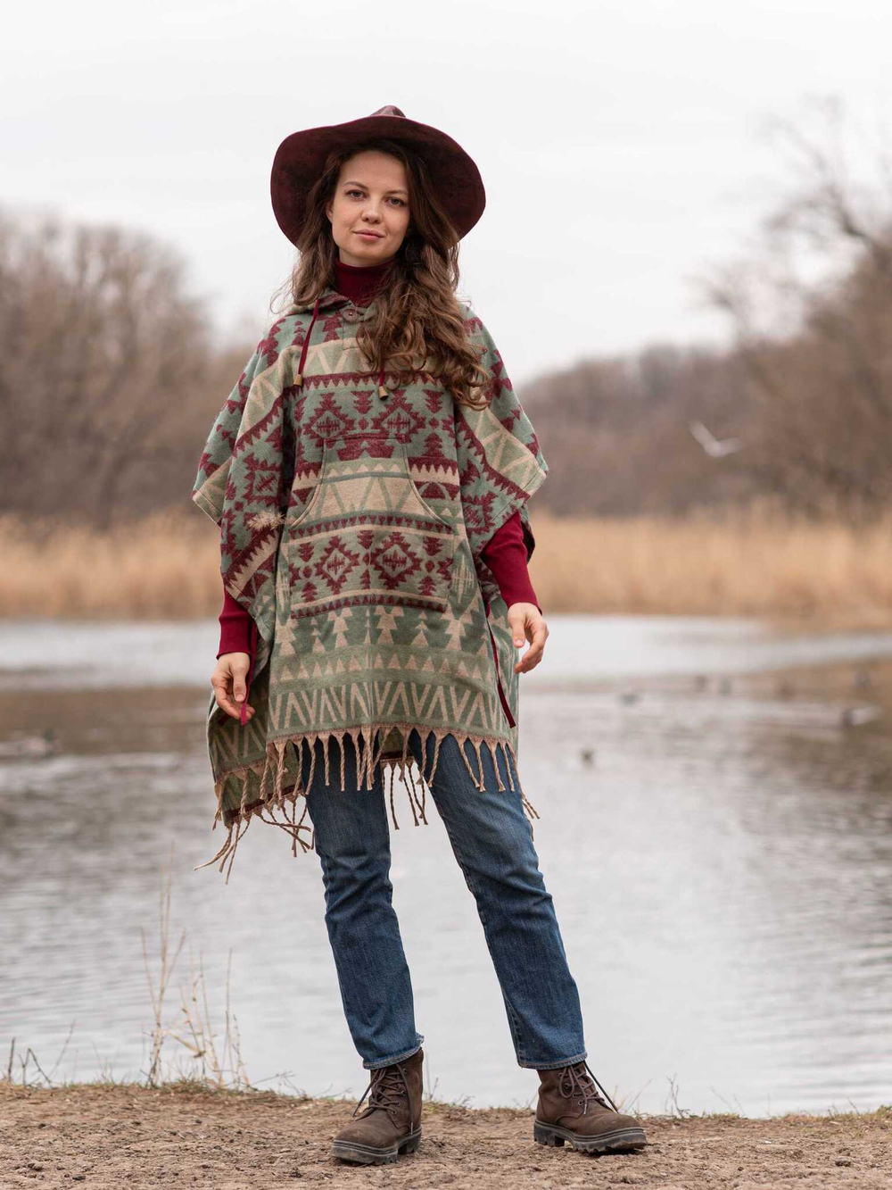 Пончо шерстяное с орнаментом