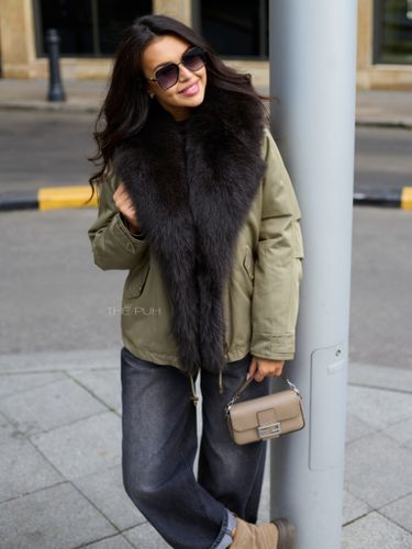 Пуховая парка цвета хаки с мехом лисы