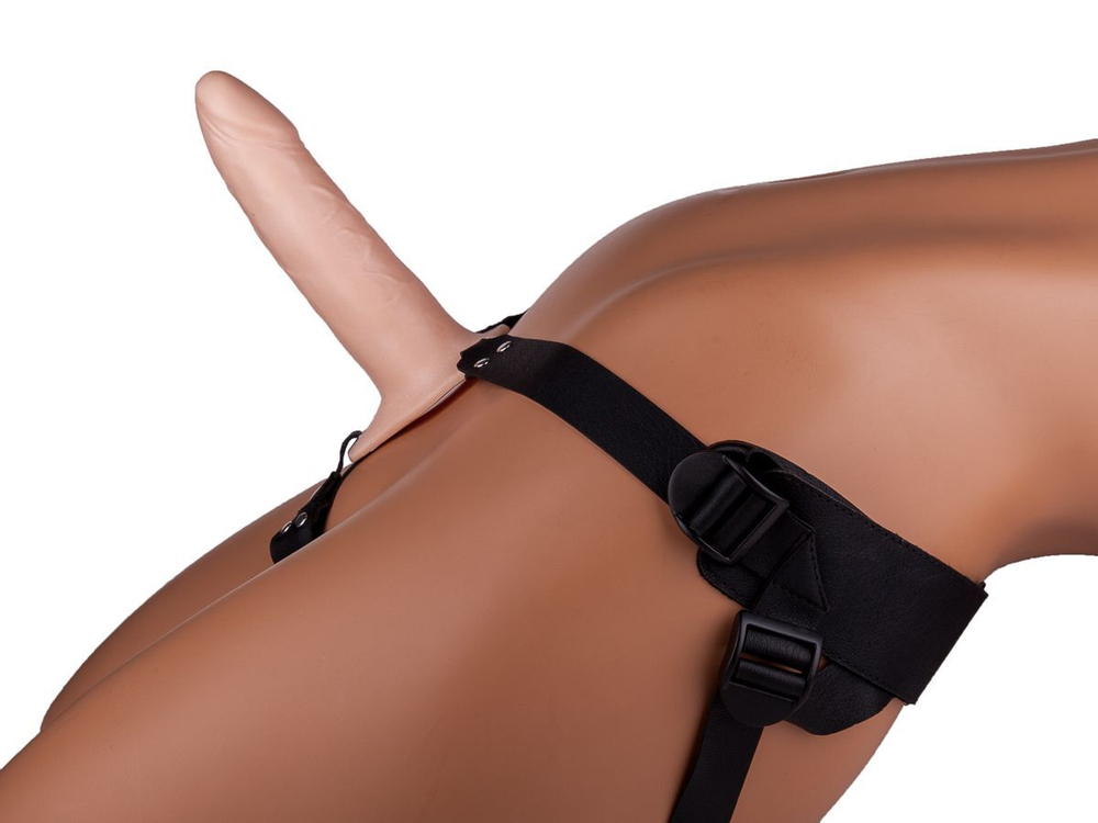 Пустотелый реалистичный фаллопротез на ремешках с заклепками - 16,5 см. (Цвет: телесный)