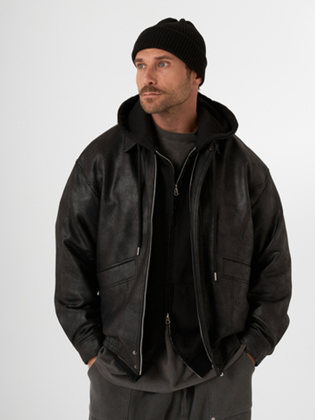 Черная куртка из эко-кожи QWE