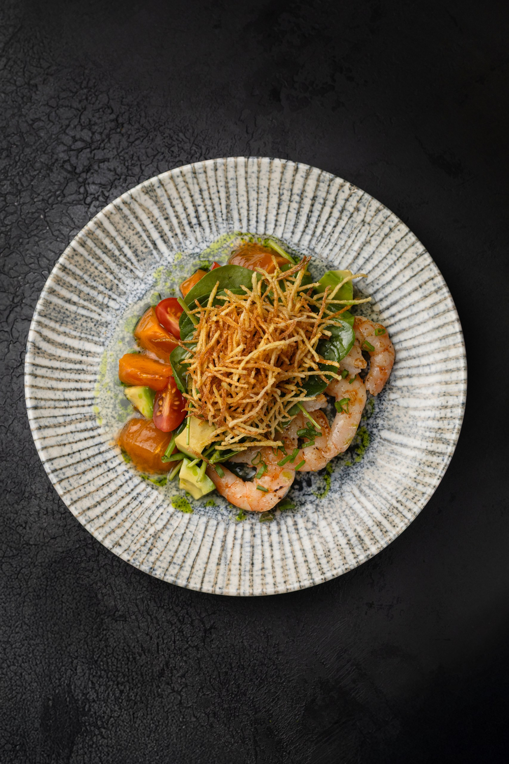 Салат с креветками и хурмой