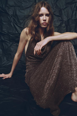 ZARA ДЛИННОЕ ПЛАТЬЕ С ОТКРЫТОЙ СПИНОЙ И МЕТАЛЛИЗИРОВАННОЙ НИТЬЮ, БРОНЗОВЫЙ
