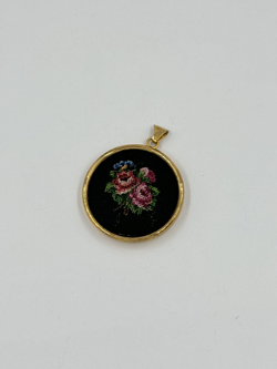 Кулон с микро вышивкой petit point