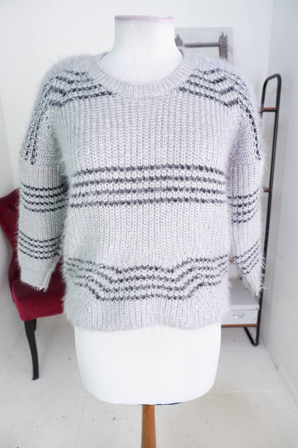 Свитер с блестящей ниточкой, визуально на 44 размер