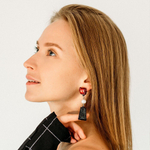 Серьги пусеты из акрила с жемчугом.