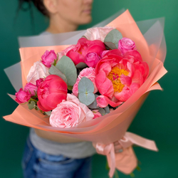 Стильный букет из пионов и кустовых роз заказать онлайн мск
