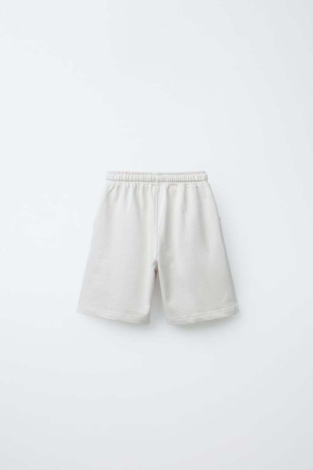 ZARA КОМПЛЕКТ ИЗ ФУТБОЛКИ И ШОРТОВ С НАДПИСЬЮ, ЭКРЮ