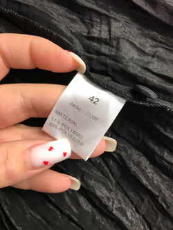 Жакет интересный, готический, а ткань, словно жатая 44-46 размер