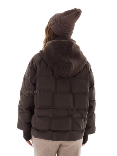 Тонкий пуховик с вязаным капюшоном в цвете шоколад
