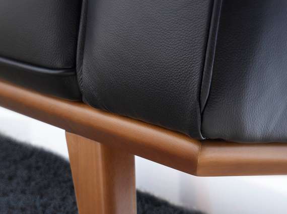 Трехместный диван Angel Cerda 5606-3P, черная кожа