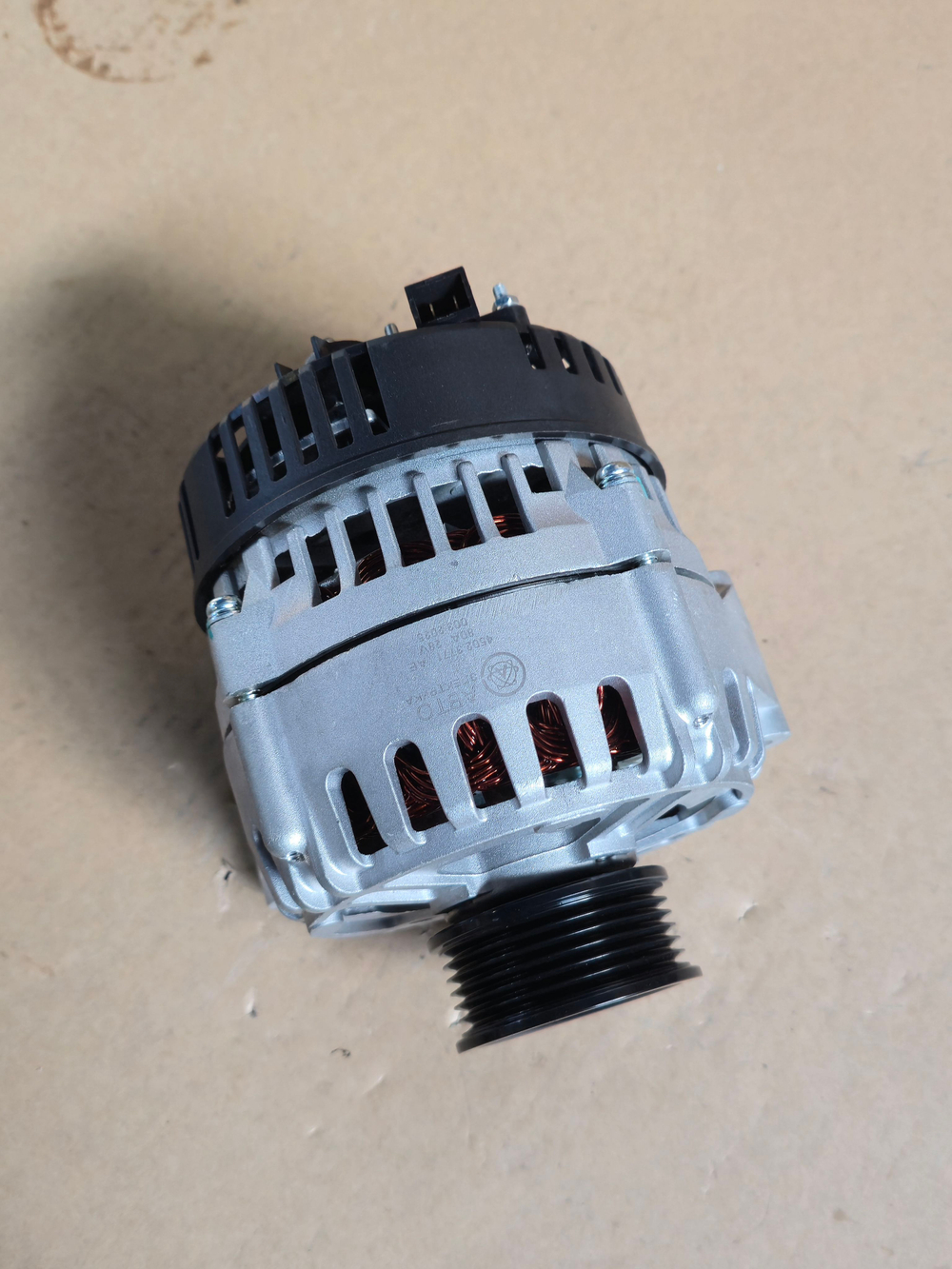 Генератор Камаз, Маз дв.740 ЕВРО-2, ЯМЗ-658 поликлиновой шкив, монокронштейн 28В 75А Автоэлектрика