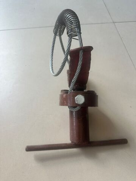 Тросовый хомут для шланга цементовоза