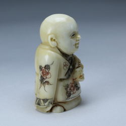 Нэцкэ Мальчик со струнным инструментом