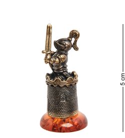 Народные промыслы AM-1588 Фигурка «Рыцарь на подставке» (латунь, янтарь)