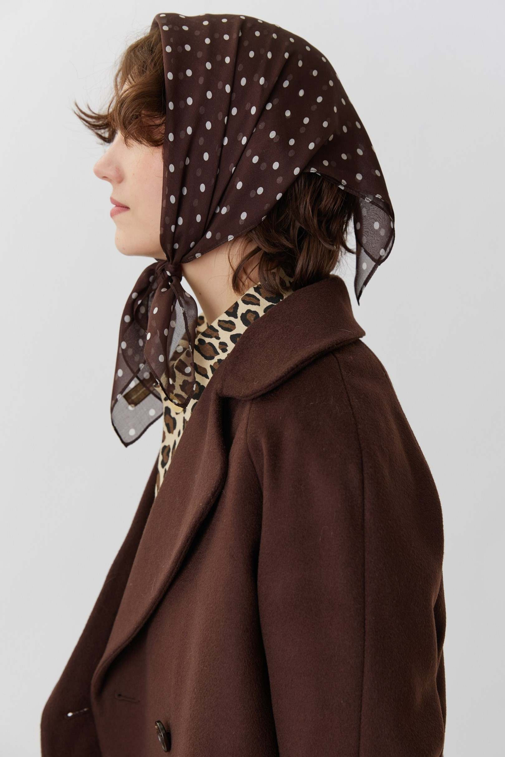 Косынка из шелка коричневая в горошек