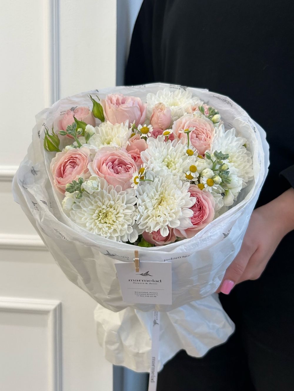 Букет из хризантемы, кустовой пионовидной розы и ромашки