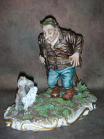 Статуэтка. Фарфор. Охотник с собакой. Capodimonte. Италия