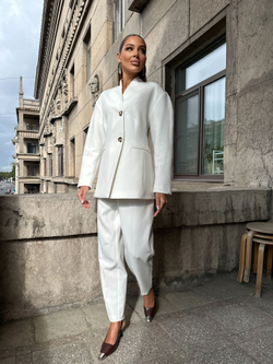 Комплект из жакета о-силуэта и брюк-алладин белый
