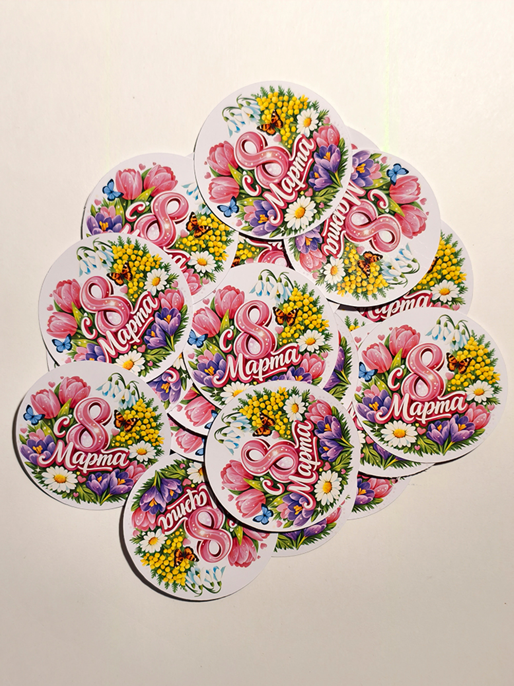 Стикер-наклейка для подарка с 8 марта (67мм)