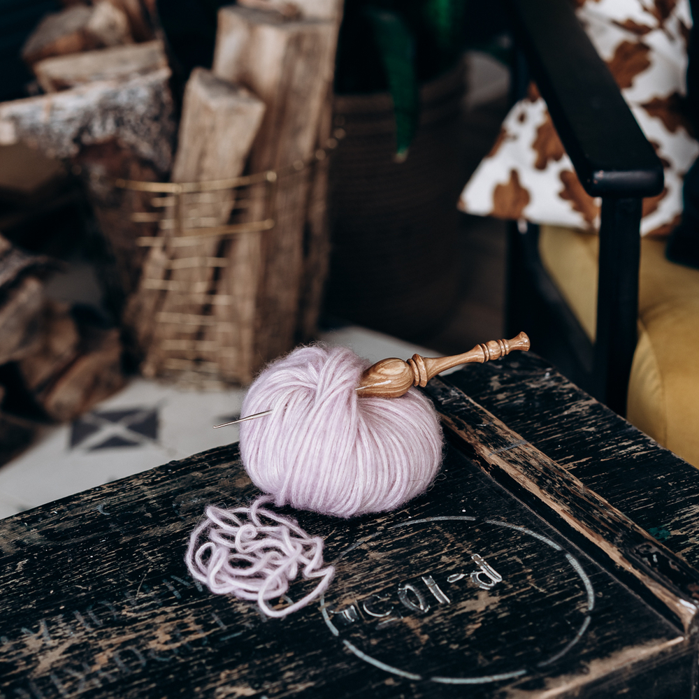 Железный крючок для вязания с деревянной ручкой из рябиной размером 1.0 мм. K131