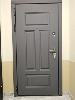 Входная дверь с шумоизоляцией STR-29 Ясень графит /Лучи Силк маус (светло-серый матовый, без текстуры)