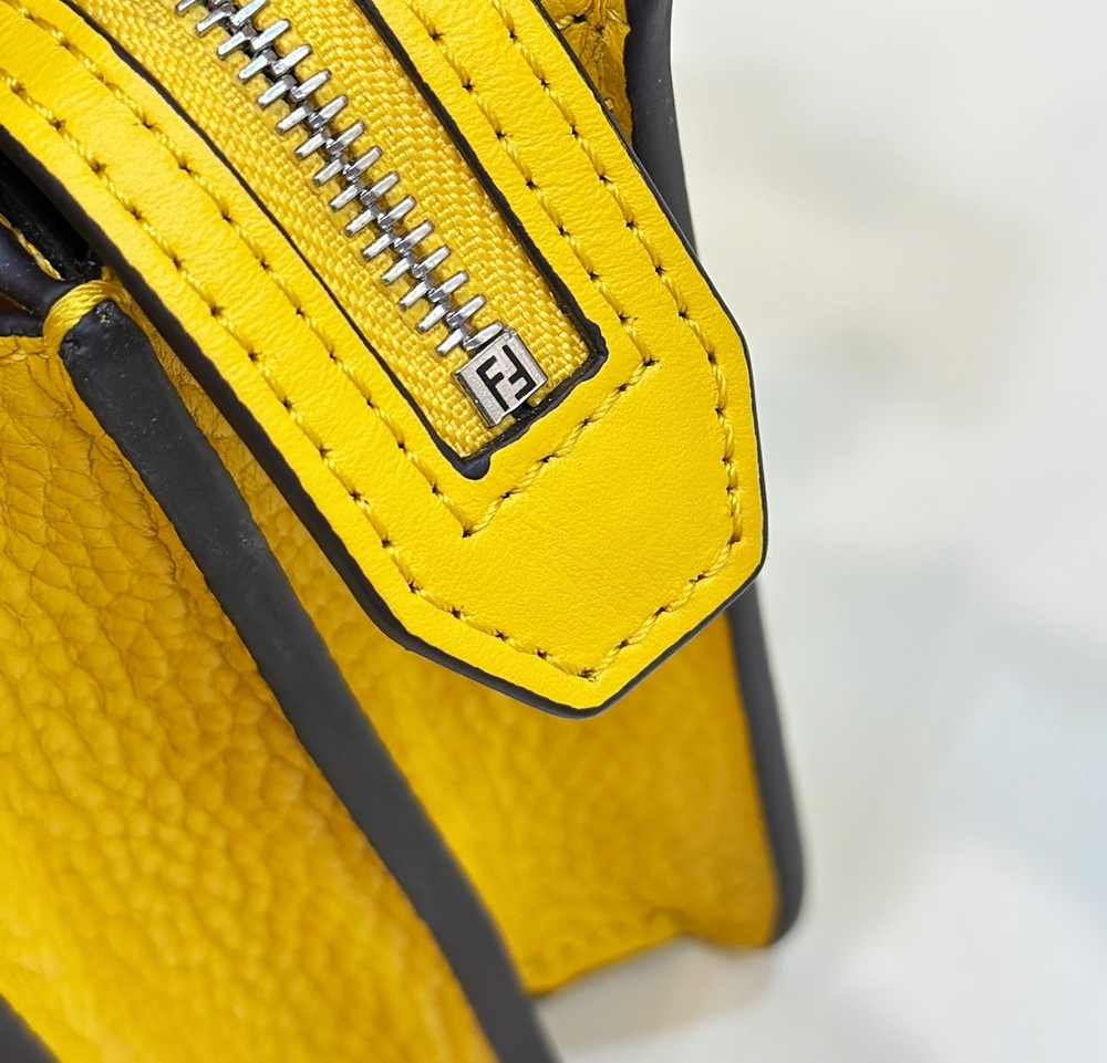 Fendi Peekaboo ISeeU XCross 23 cm