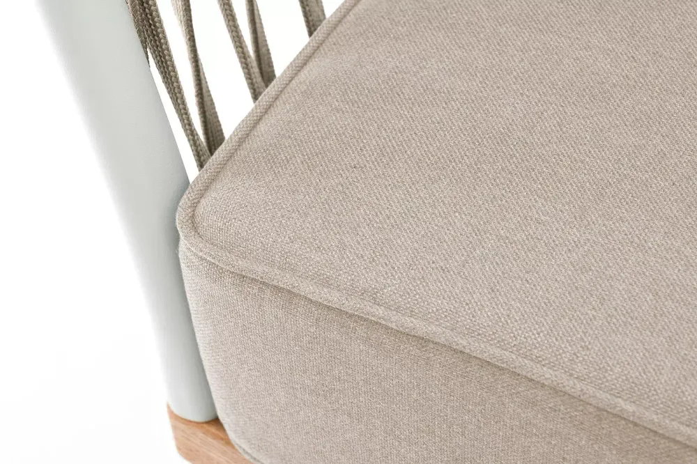 "Касабланка" кресло плетеное из роупа, основание дуб, каркас алюминий светло-серый (RAL7035) муар, роуп серо-коричневый 23мм, ткань бежевая 052