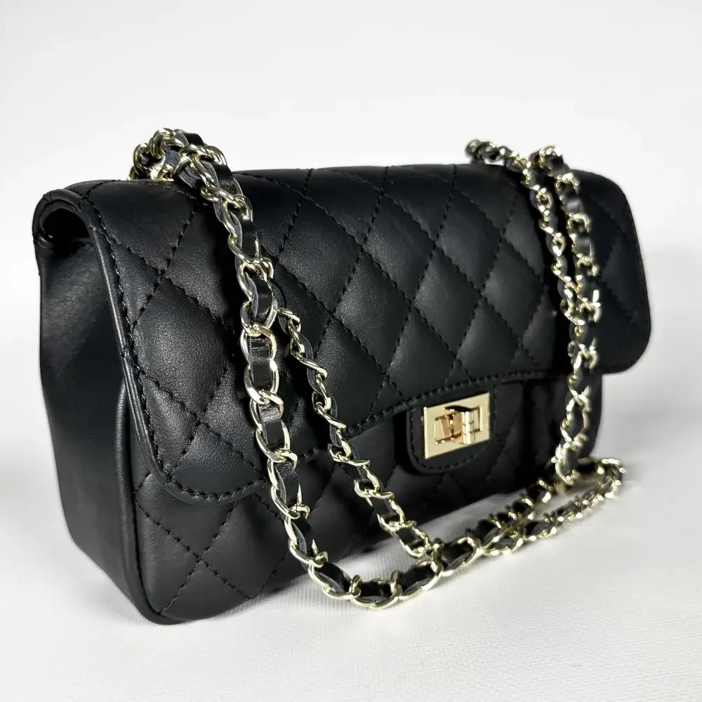 Женская сумка с цепочкой из натуральной кожи черного цвета