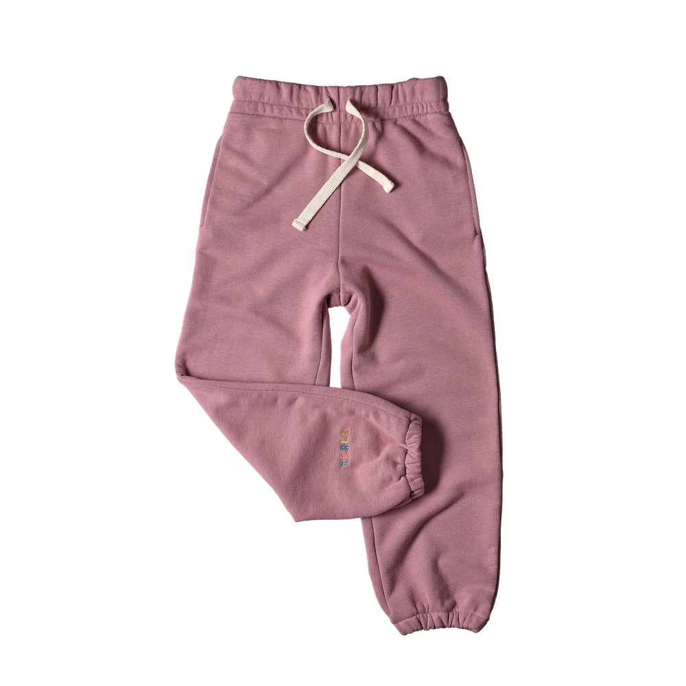 Джоггеры  свободного кроя. Пояс на резинке со шнурком. Модель идеально подойдет , как для мальчиков, так и для девочек.    Джоггеры изготовлены  из натуральных материалов: футер трехнитка качества "компакт пенье" с велюровым эффектом.    Базовая вещь, которая станет отличным дополнением в детском гардеробе.   Состав: 95% хлопок 5% полиэстер