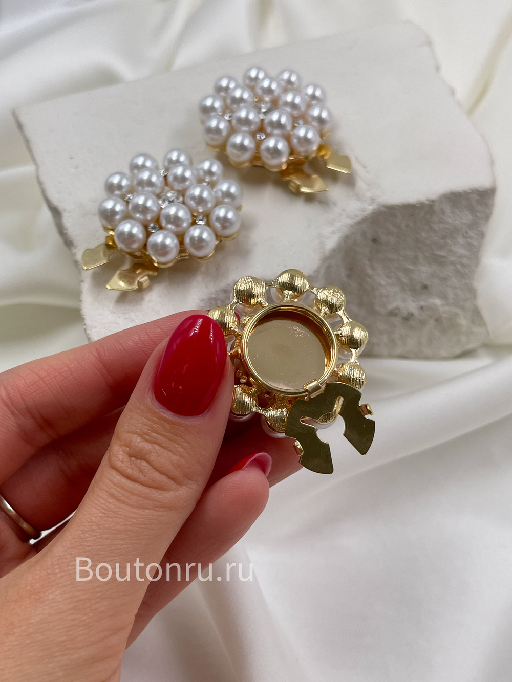 Накладка на пуговицу золотистая с жемчужинами и стразами большая